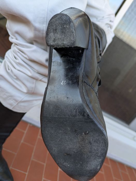 Botas pretas cano alto