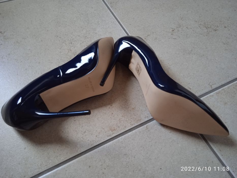 Stileto, em pele, de salto agulha e ponta fina, Ivet Charol