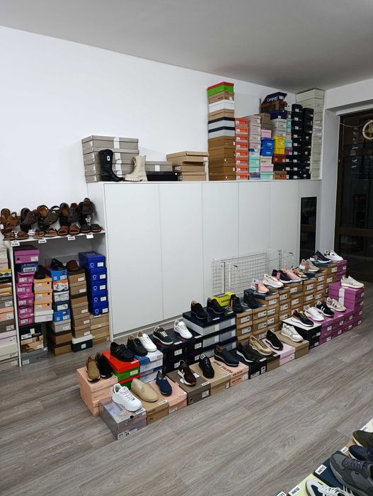 Trespasse Sapataria em centro comercial com 80m2