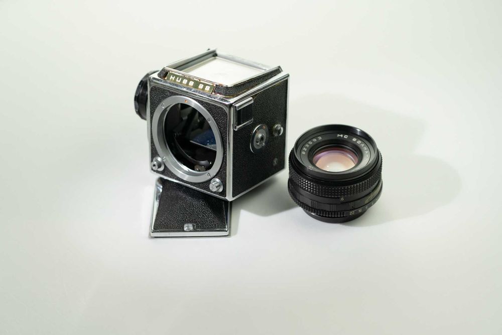 Kiev 88 com Lente 80mm f/2.8 + 2 Backs de Filme – Vende-se no Estado