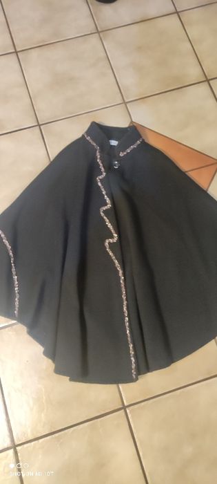 Czarne poncho z domieszką wełny