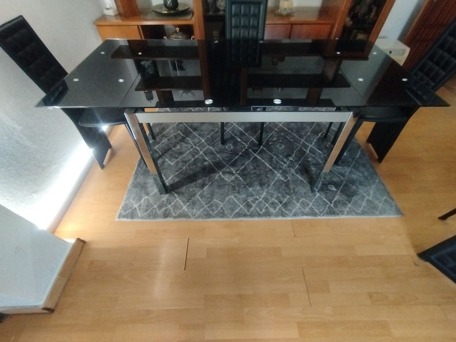 Mesa de vidro para sala de jantar + 4 cadeiras