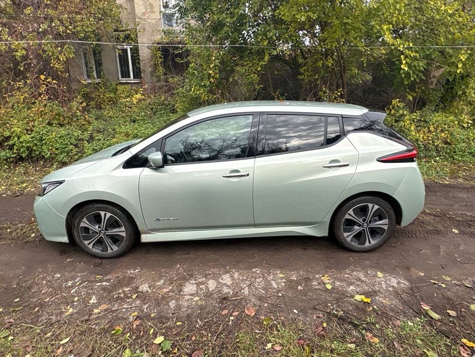Оренда Nissan leaf 2018 року (40кВт)