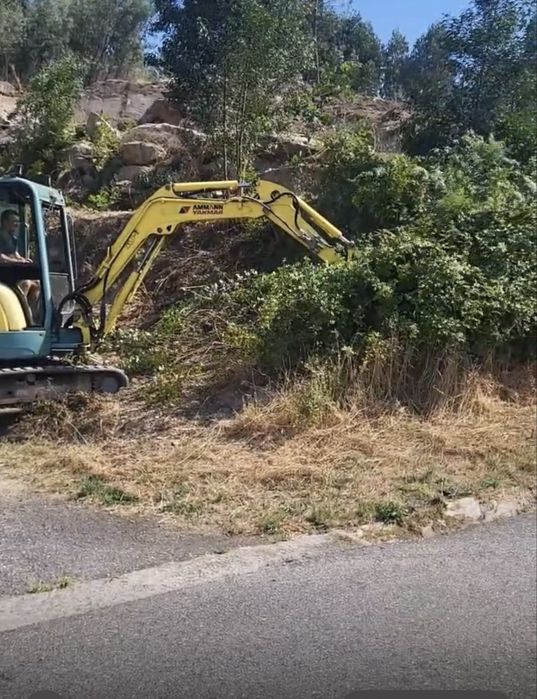 Sevicos de terraplanagem e limpeza terreno