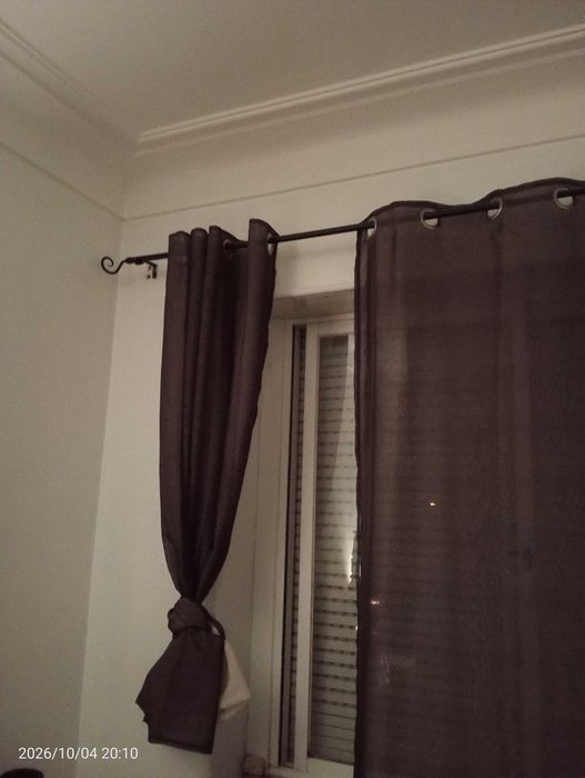 Abajures, copos e cortinas