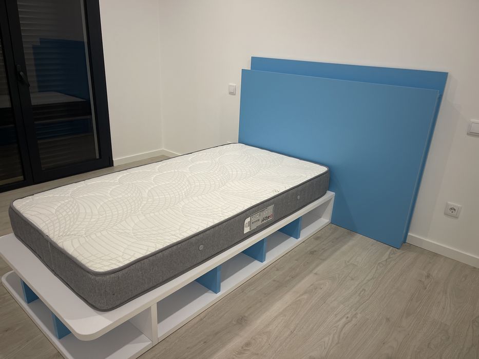 Cama bebé azul e branca