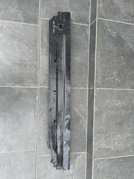 Підсилювач переднього бампера Jaguar F-Pace (оригінал), з дефектом.