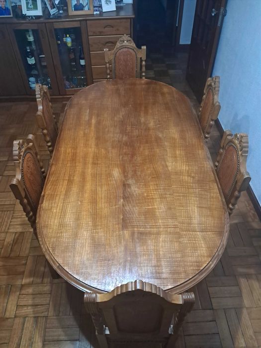 Mesa com 8 cadeiras e Candeeiro Art Deco com 5 lâmpadas