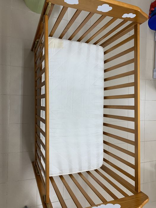 Berço em madeira maciça com grade que sobe e desce.