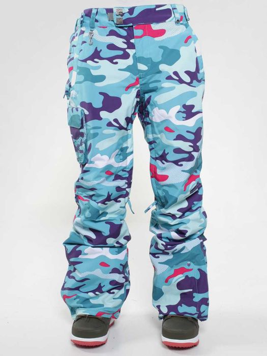 Spodnie snowboardowe lub narciarskie.