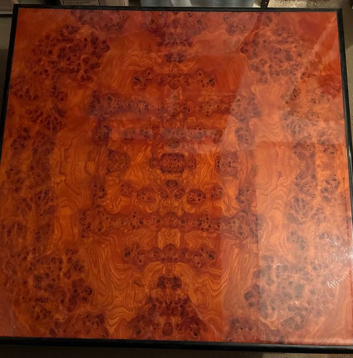 Mesa baixa de frente de sofá