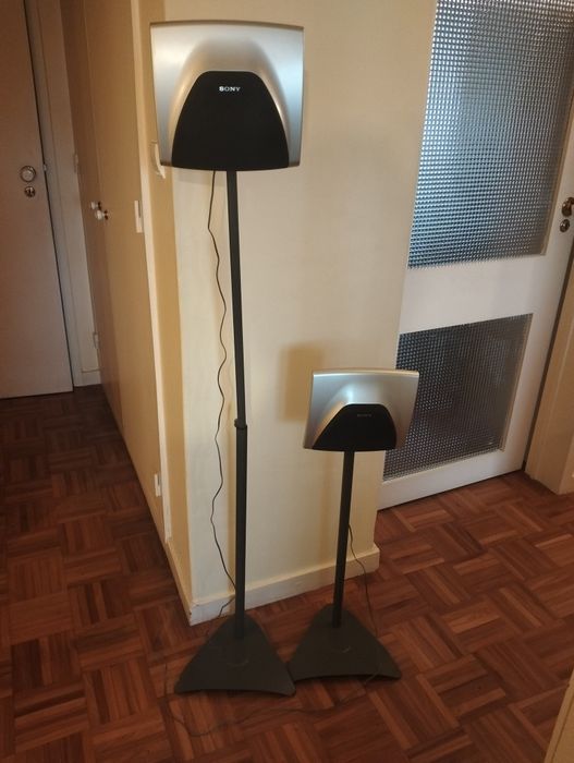 Duas colunas Sony com pés