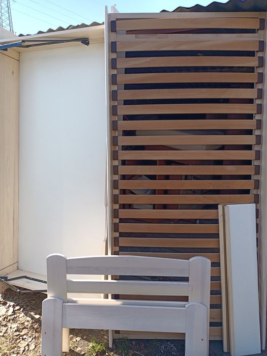 Łóżko drewniane z materacem