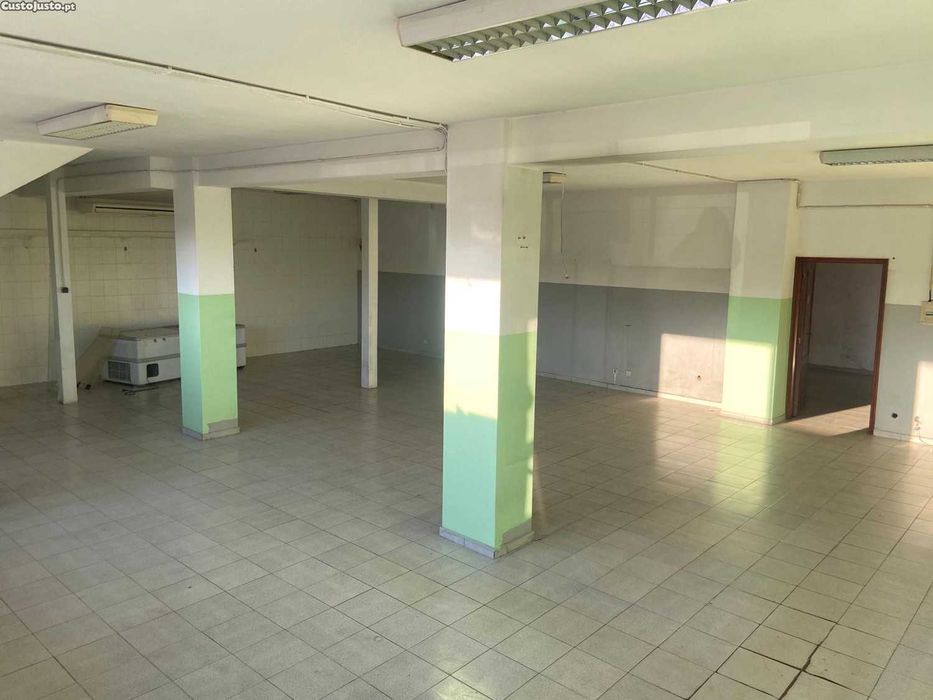 Loja com 184,5m2 próxima campo de futebol da Sanjoanense