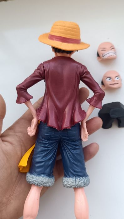 Figura de ação do Luffy de One Piece, com aproximadamente 28cm