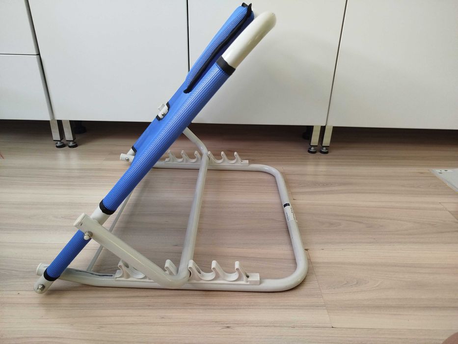 Podpórka pod plecy dla leżącego chorego, regulowana