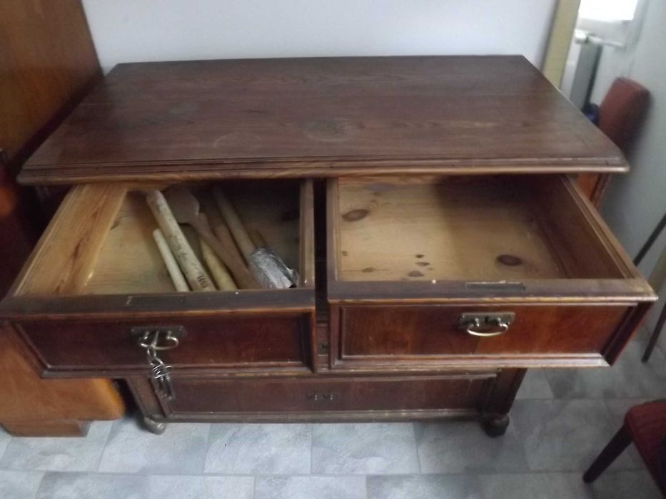 Stara zabytkowa drewniana komoda z szufladami