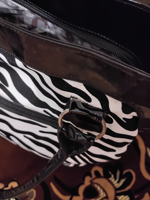 Сумка жіноча чорно-білого кольору.