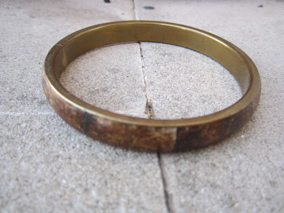 Pulseira rígida vintage, estrutura de latão dourado, incrustações de chifre ou osso castanho