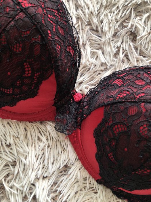 Шикарный бюстгальтер в черно-красном цвете от Ann Summers