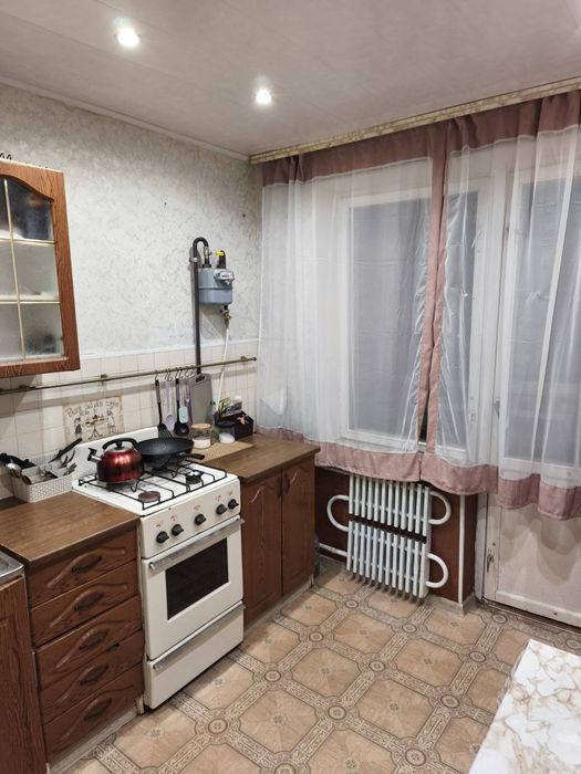 сдам 1 ком Тополь 1 дом 25  рядом Варус, есть гараж