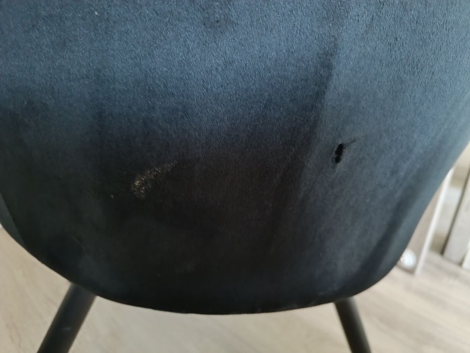 Dwa czarne krzesła