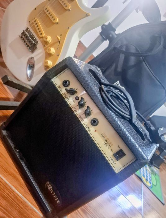 Guitarra + caixa.