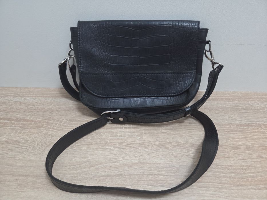 Czarna torebka damska – faktura krokodyla