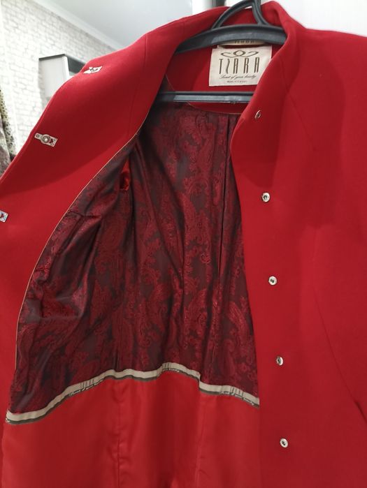 Женское красное пальто