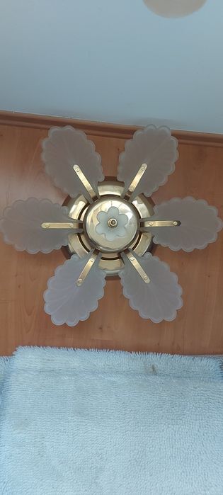 Cadeeiro teto branco e dourado