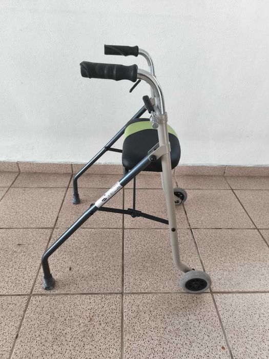 Andarilho dobrável com assento