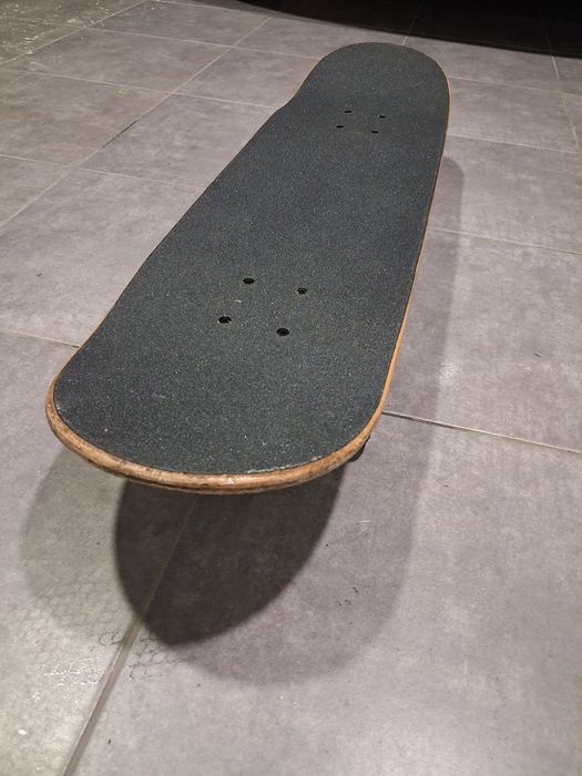 Skate com desenho atras