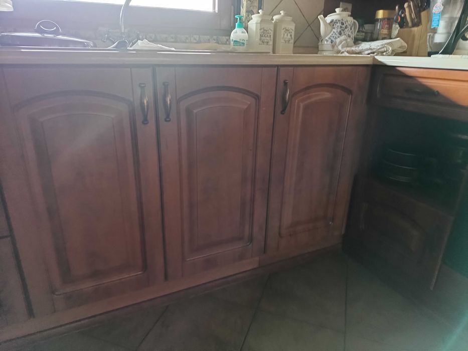 Meble kuchenne, robione na zamówienie, fronty okleinowane dwustronnie oraz dwie półki.