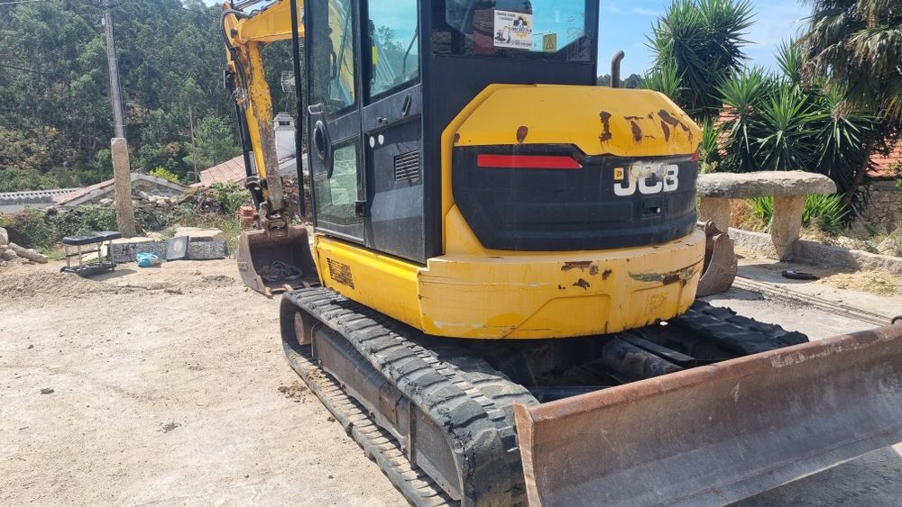 Giratoria Jcb 55z-1 com 4 baldes e martelo hidraulico