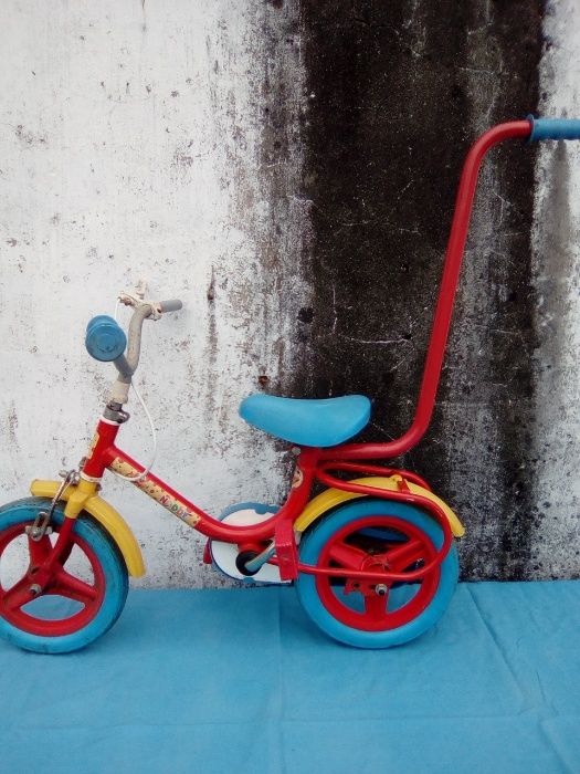 Várias bicicletas para restauro