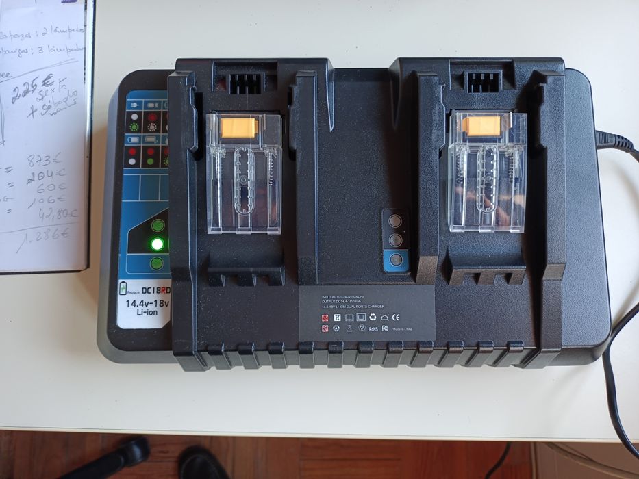 Carregador de bateria Makita.