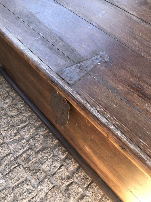 Arca/Mesa antiga em madeira com ferragens em ferro