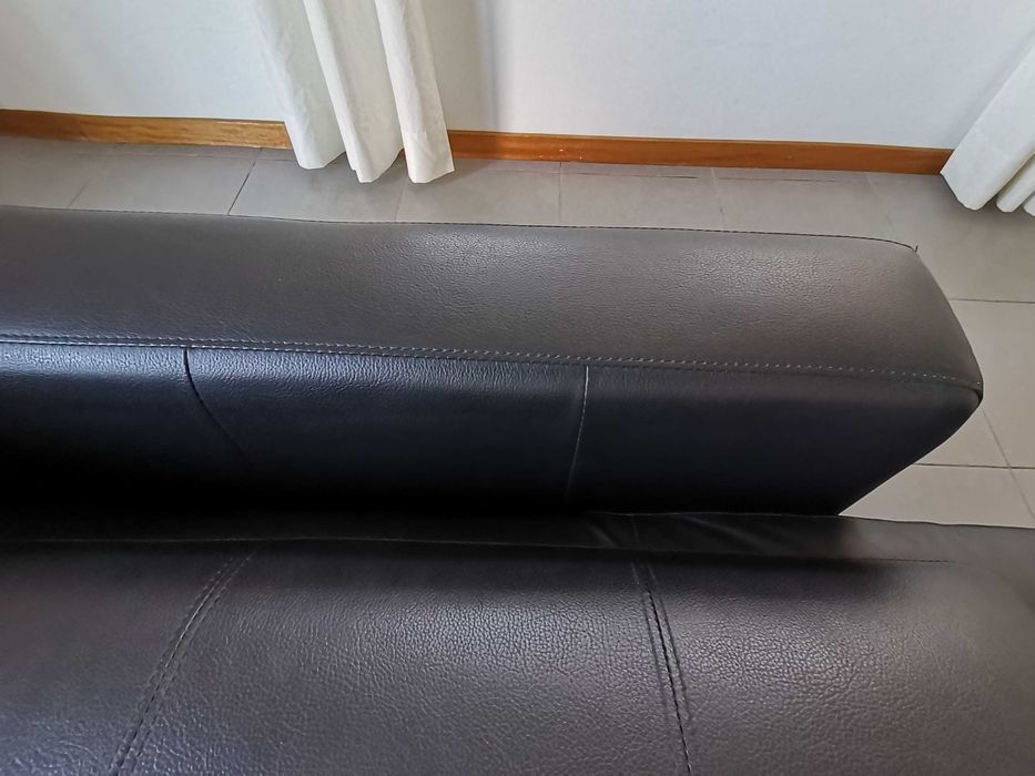 Sofá de pele sintética usado, mas está como novo.