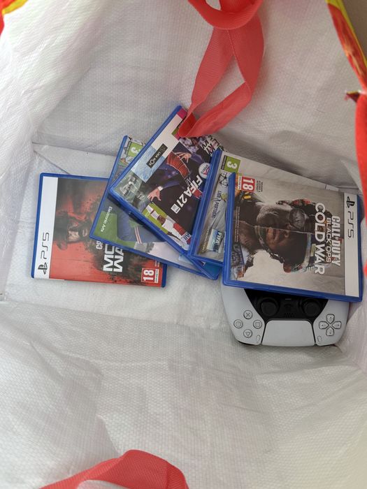 Playstation 5 com 2 comandos e 5 jogos