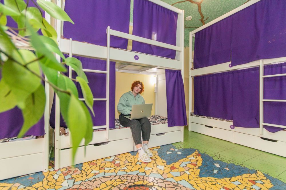 500 грн. неделя проживания и 1500 грн. месяц  Сеть хостелов Весь Киев