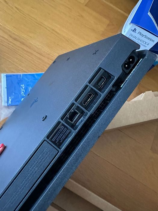 PS4 (1TB) + 2 comandos + câmara