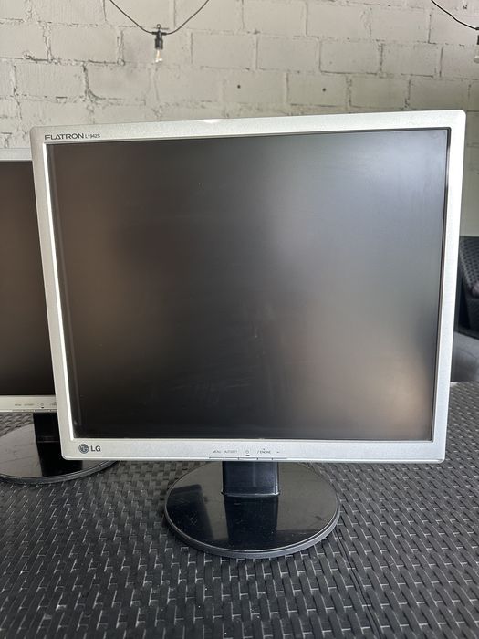 Zestaw dwóch   monitorów LG L1942s
