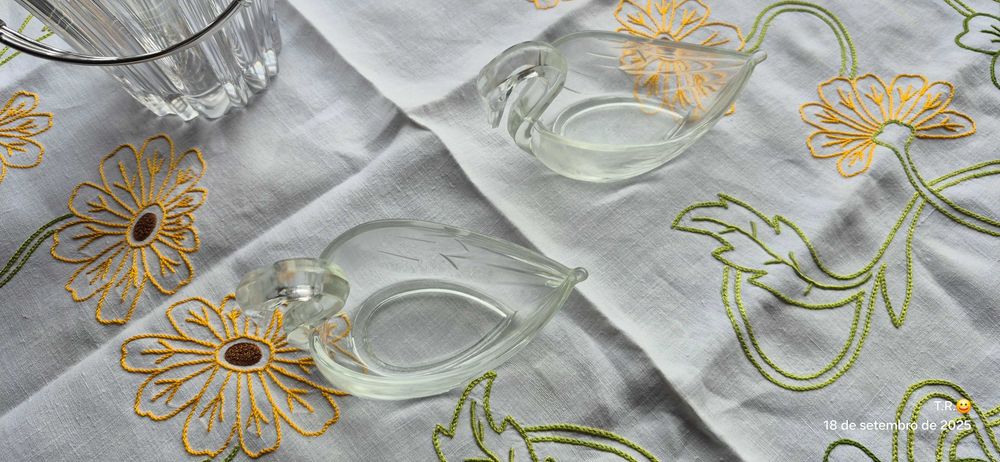 Balde de gelo em vidro e tacinhas pequenas em forma de pato