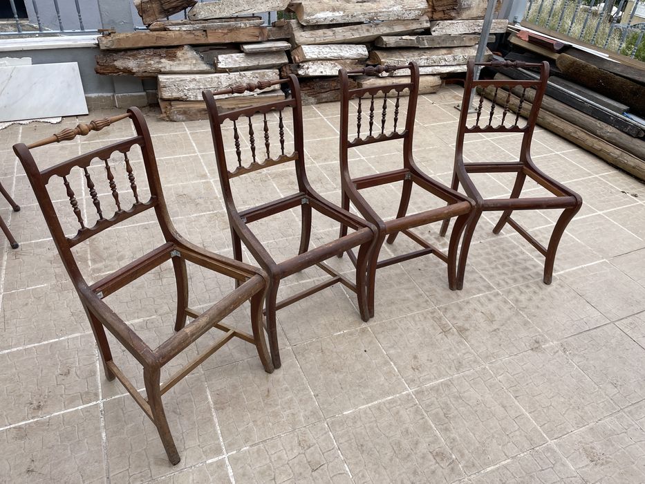 Conjunto de 4 cadeiras antigas em madeira – para restauro