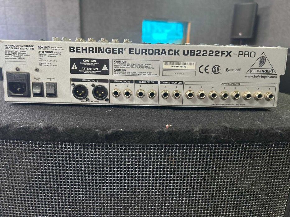 Mesa de Mistura Behringer Eurorack UB2222FX-PRO com Efeitos - Usada
