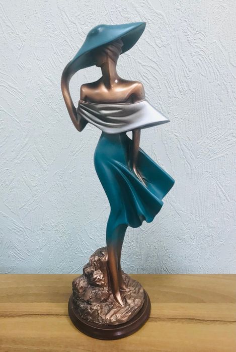 Статуетка "Дівчина на вітрі", бренд BOGACHO