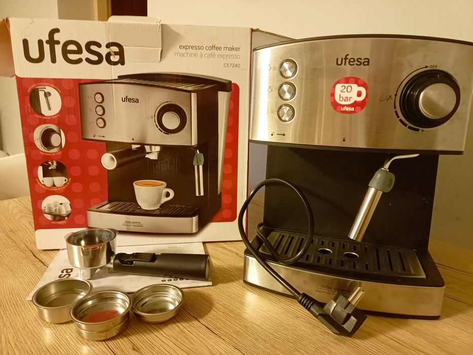 Kolbowy ekspres ciśnieniowy Ufesa CE7240 srebrny/szary