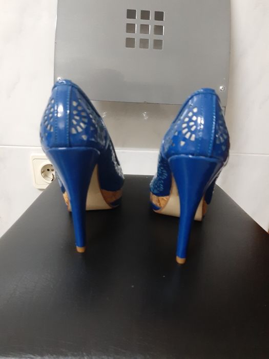 Vendo um par de sapatos