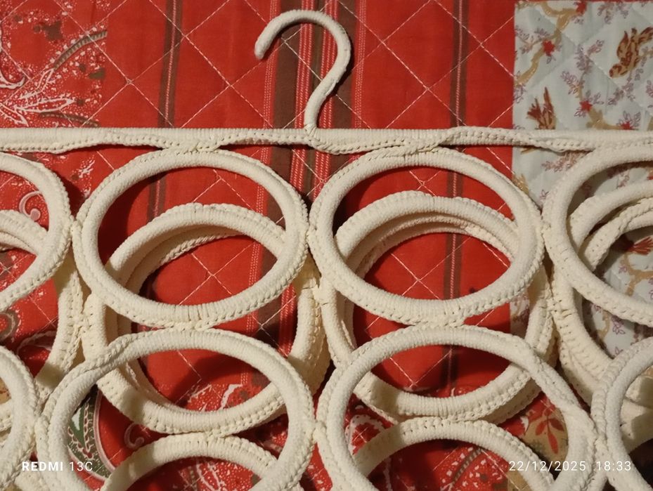 Acessório para pendurar lenços/cintos