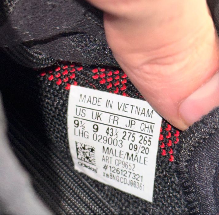 Кроссовки Adidas Yeezy Boost оригинал размер 43